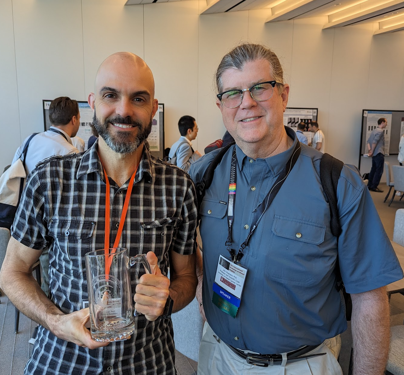 Oliver Díaz with their PAC-AID beer stein